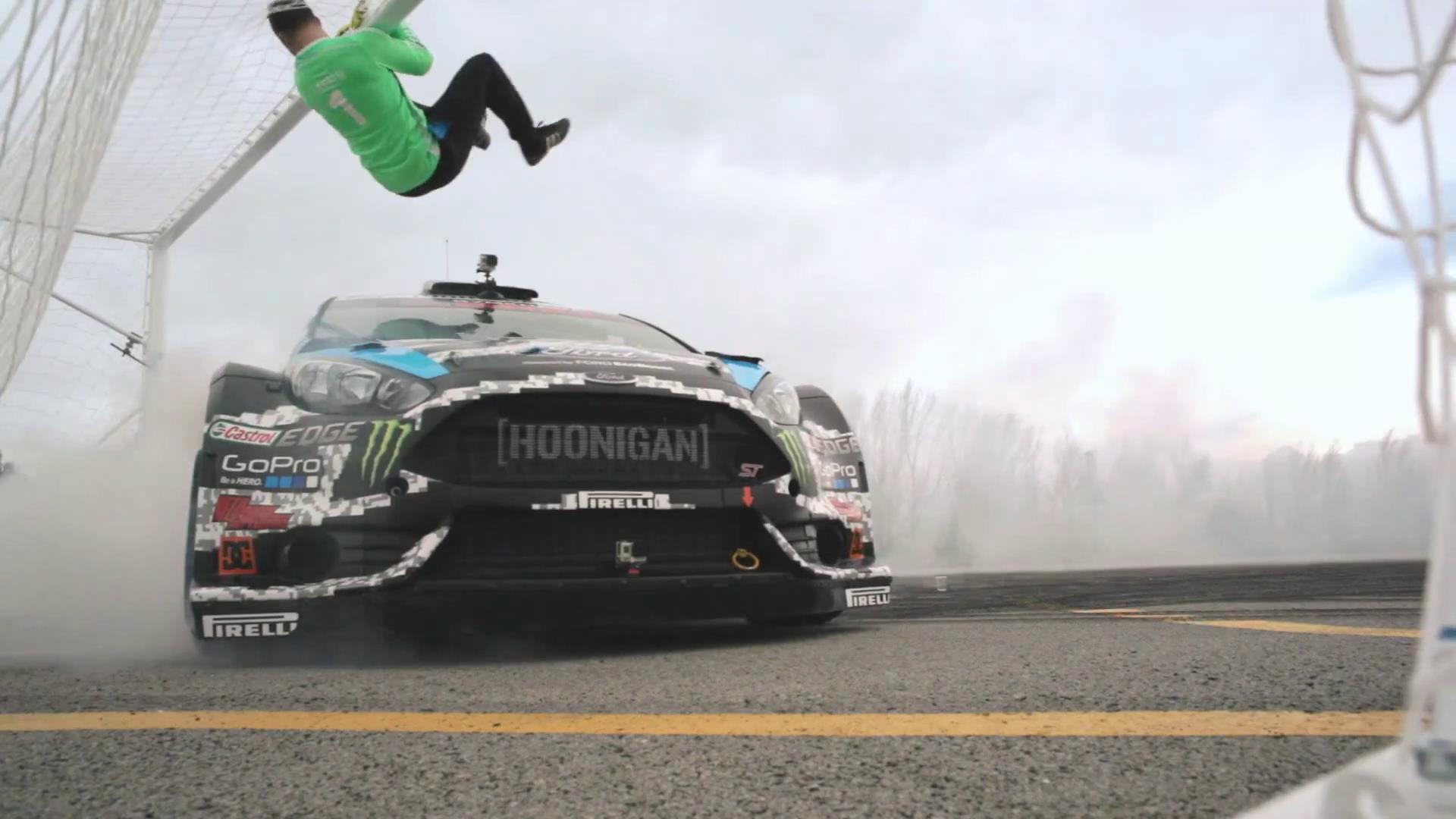 Ken Block calcia un rigore con sua Fiesta