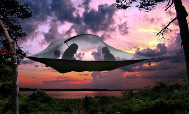 La tenda sospesa fra gli alberi Immagine della tenda che si "appende" agli alberi