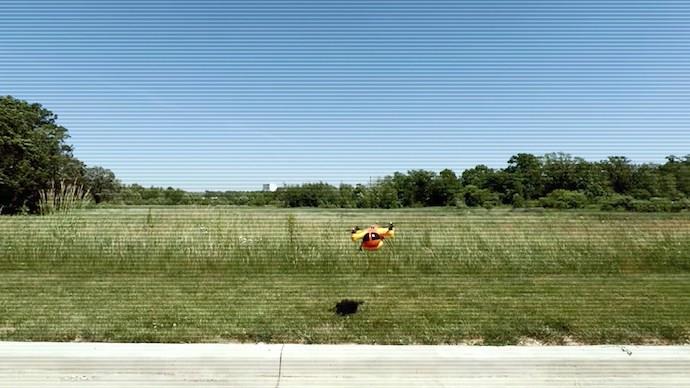 Il drone che porta hot dogs in volo