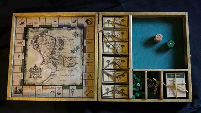 Il Monopoly del Signore degli Anelli: dopo l'edizione commerciale arriva quella homemade La scatola aperta del Monopoly del Signore degli Anelli, rigorosamente, homemade