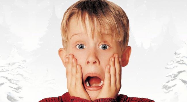 12enne fugge a Bali dopo un litigio coi genitori usando la carta di credito di sua madre Macaulay Culkin in una scena di Mamma, ho perso l'aereo