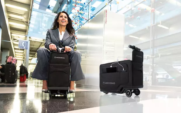 Modobag, il trolley motorizzato Donna felice sul suo Modobag