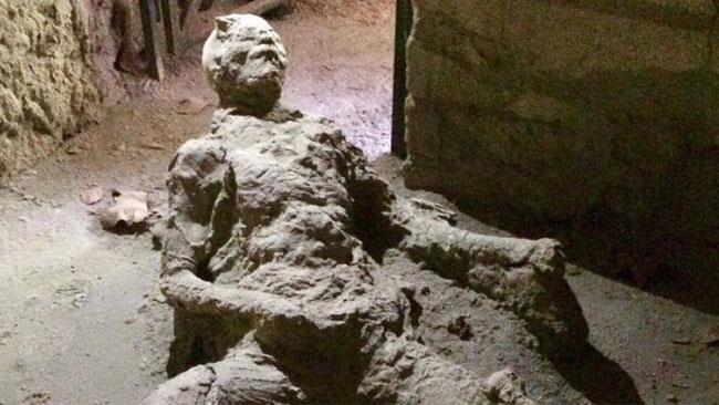 Il masturbatore di Pompei è diventato virale Il povero masturbatore di Pompei immortalato
