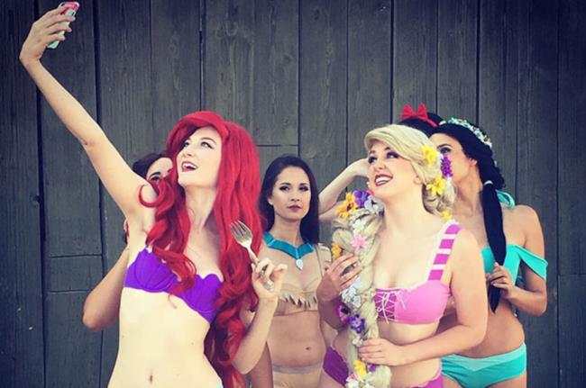 Bikini Disney Modelle in bikini Disney che scattano un selfie
