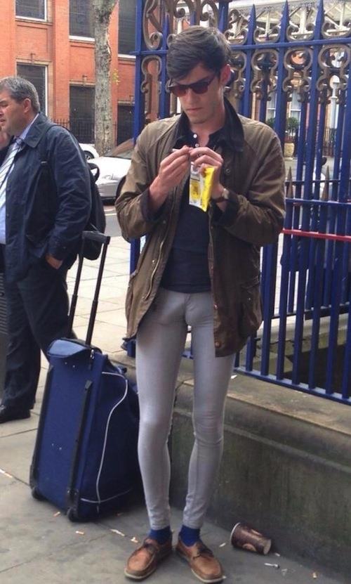 Ragazzo con pantaloni strettitissimi