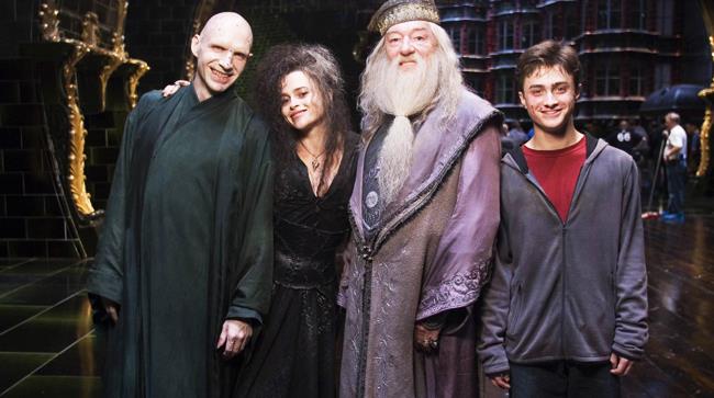 Harry Potter aiuta ad essere amici di tutti Harry Potter con Voldemort, Bellatrix, Silente in una foto sul set