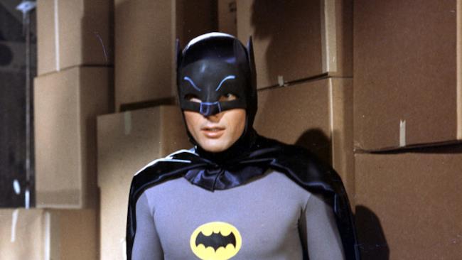 Adam West nei panni del Batman della TV Batman, impersonato dal defunto Adam West