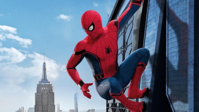 Spider-Man è pronto a volare in un'immagine dal film Spidey si aggrappa a un grattacielo in un'immagine dal film