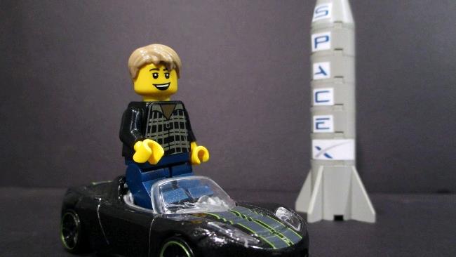 La versione LEGO di Musk Elon Musk, la Tesla e un razzo Space X