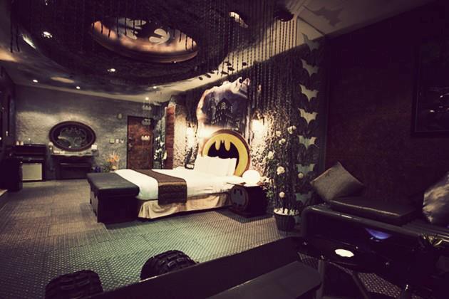 La stanza a tema Batman dell'Eden Hotel