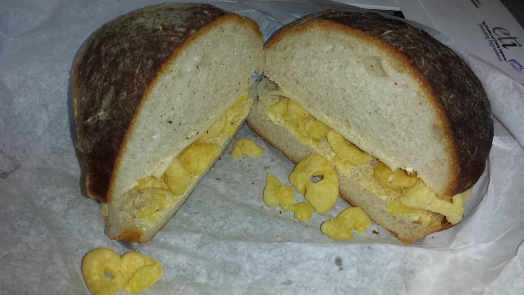 Panino farcito con patatine alla cipolla