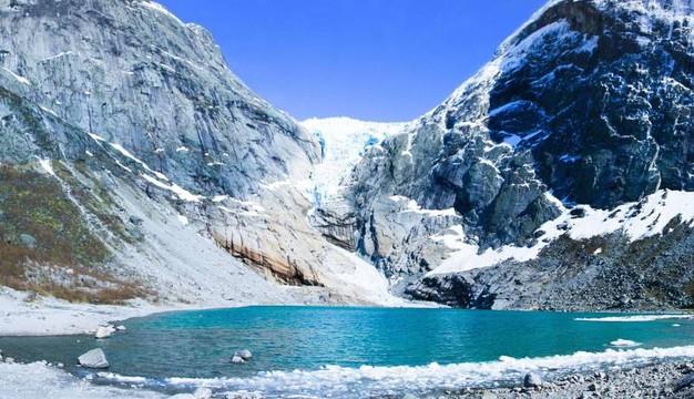 lago alpino vicino a un ghiacciaio