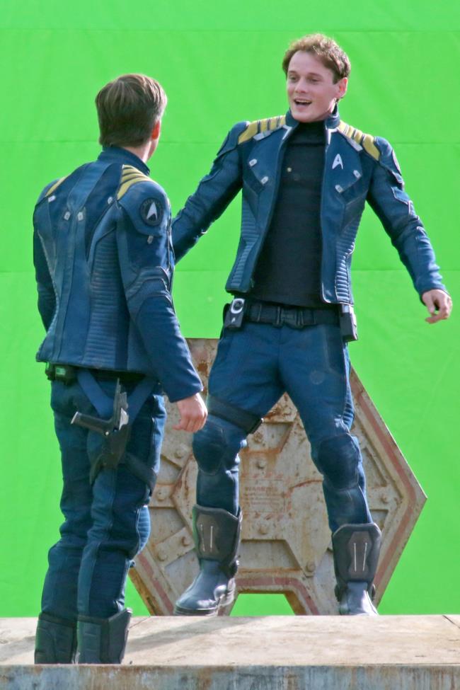 Anton Yelchin e Chris Pine sul set di Star Trek Beyond con le nuovi uniformi