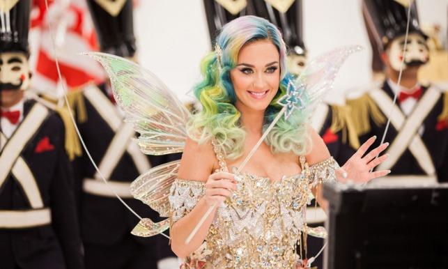 Katy Perry Spot Natalizio H&M Katy Perry protagonista dello spot di Natale di H&M