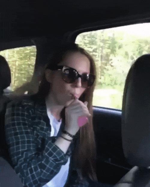 Una ragazza fa uscire del fumo dalle orecchie - Le GIF più divertenti da scaricare e condividere su Facebook e WhatsApp