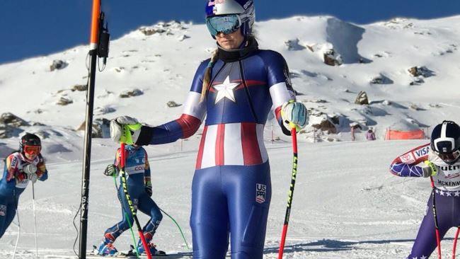 Una delle atlete statunitensi con il costume di Capitan America Una delle atlete statunitensi indossa il costume di Capitan America