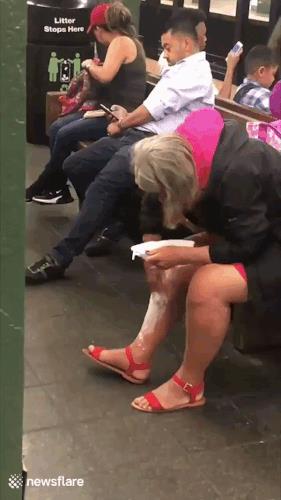 Una signora si rasa i peli in una stazione del treno - Le GIF più divertenti da scaricare e condividere su Facebook e WhatsApp