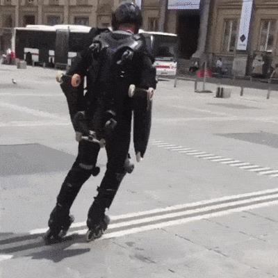 Un uomo con un sacco di rotelle addosso - Le GIF più divertenti da scaricare e condividere su Facebook e WhatsApp