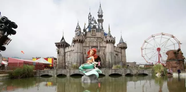 Il castello di Dismaland, il parco divertimenti di Banksy