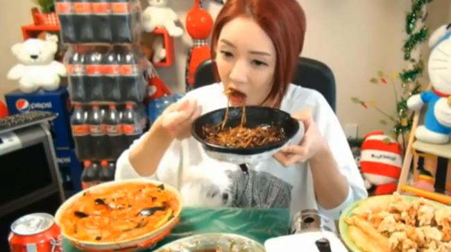 Coreana che mangia davanti ad una webcam e guadagna 7.000 euro al mese Coreana che si riprende con una webcam mentre pranza