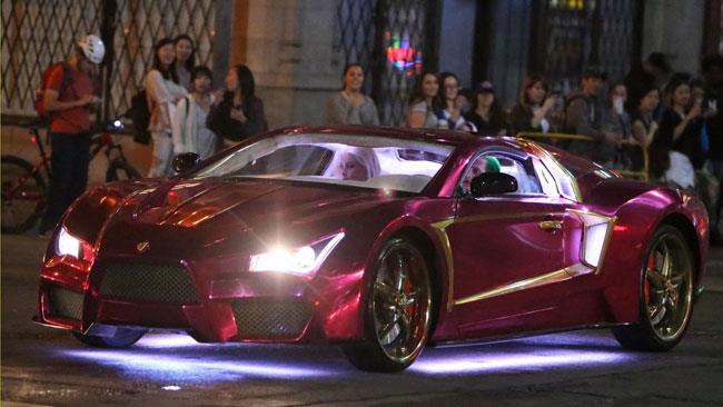 Joker e Harley vengono inseguiti in automobile sul set di Suicide Squad Gli stunt di Harley Quinn e del Joker a bordo dell'auto