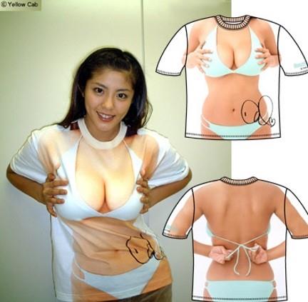 La t-shirt dal Giappone con il corpo da donna