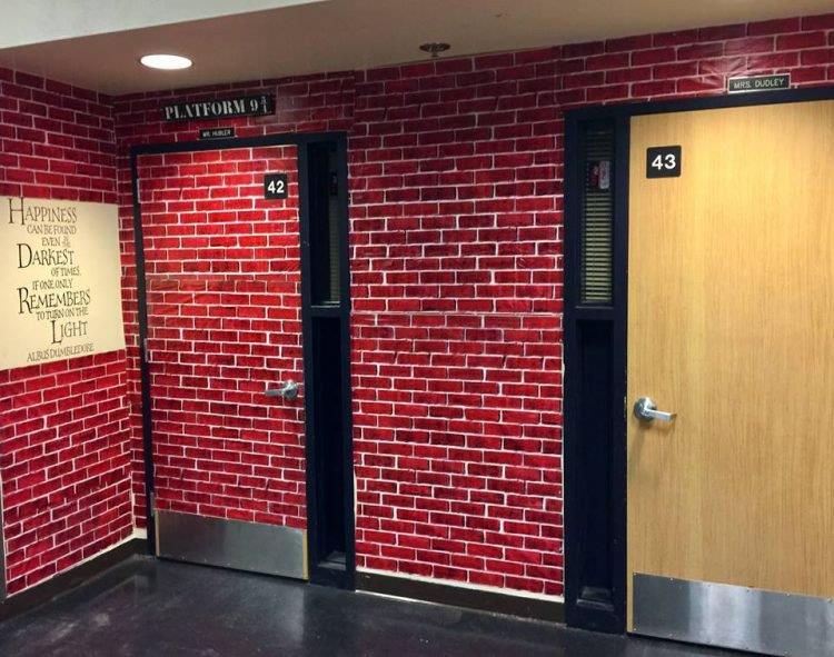 La scuola dell'Oregon diventa Hogwarts con la porta della classe come il Binario 9 ¾