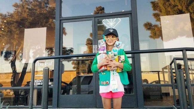 Scout vende 312 scatole di biscotti in 6 ore davanti un coffee-shop La formidabile ragazza scout