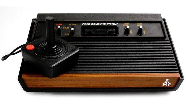 La storica console Atari 2600 L'immagine della prima, storica, console prodotta da Atari