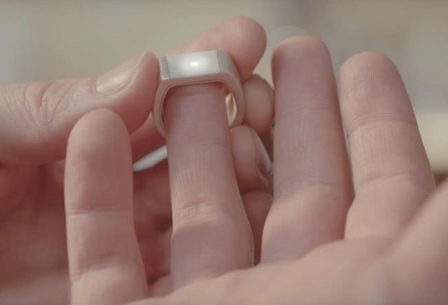 Ecco come si presenta l'anello Foto dello Smart Ring attivo