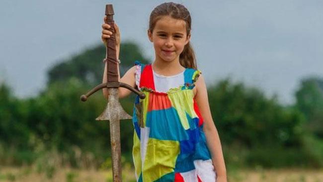 Bambina estrae una spada gigante dal lago: come Re Artù La bambina di sette anni che ha estratto una spada gigante dal lago.