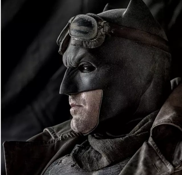 Nuova immagine di Batman con indosso un costume alternativo