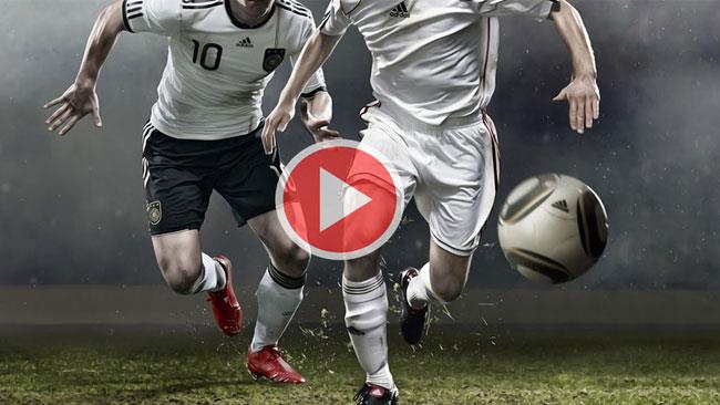 Calcio in streaming, tutti i migliori siti dove vederlo Calcio in streaming - Due calciatori si contendono il pallone