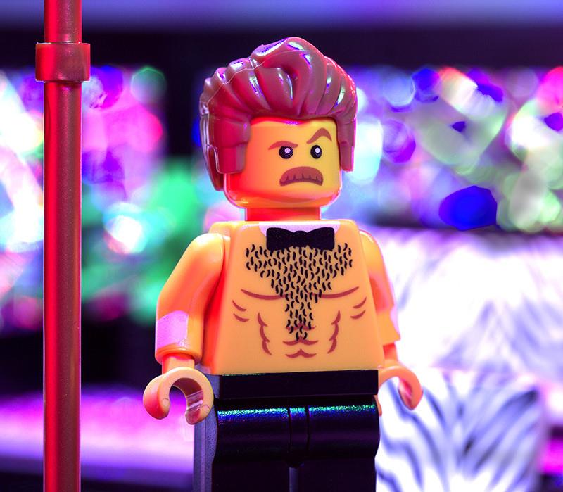 Uno dei personaggi inclusi nel set Lego strip club