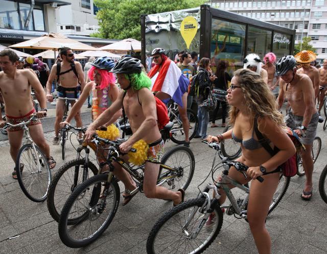 Nudi in bicicletta