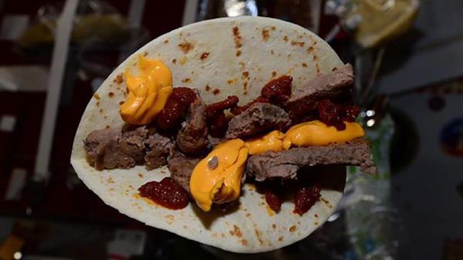 Il cheeseburger che si mangia sulla ISS è questo cheeseburger per astronauti sulla ISS