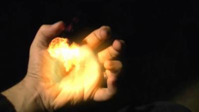 Una mano da cui si ergono delle fiamme