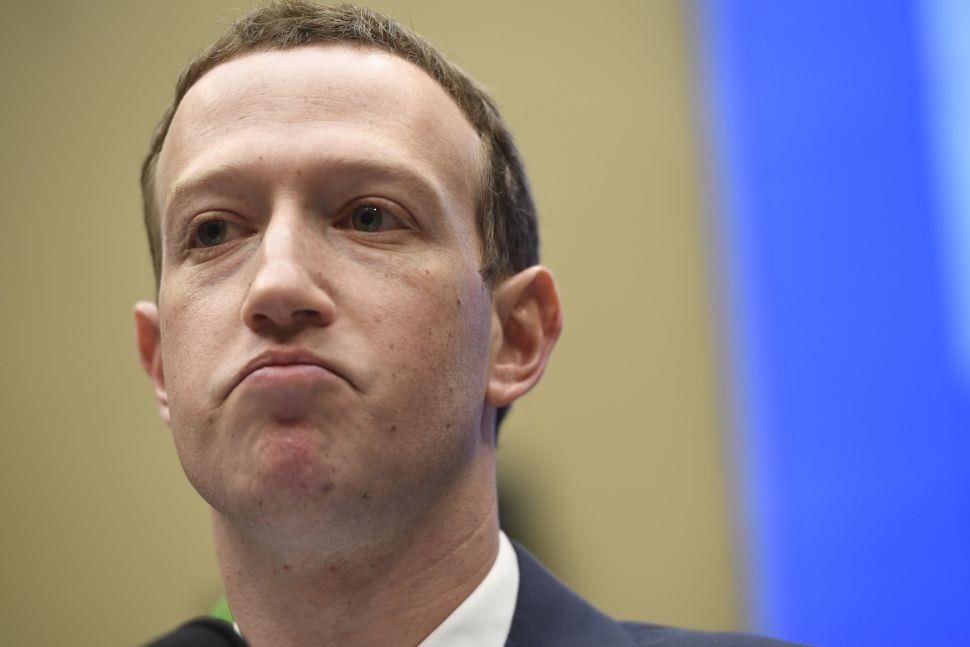 La faccia stranita di Zuckerberg