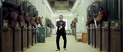 Gangnam Style supera due miliardi di visualizzazioni su YouTube Gif dal video di Gangnam Style