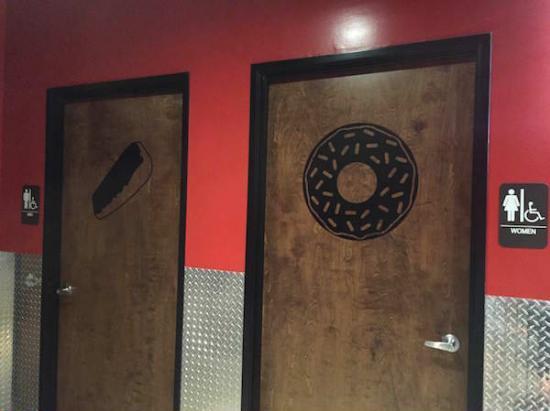 Le porte dei bagni maschili e femminili - Immagini divertenti da scaricare gratis