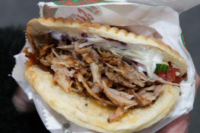 Un gustoso panino col kebab