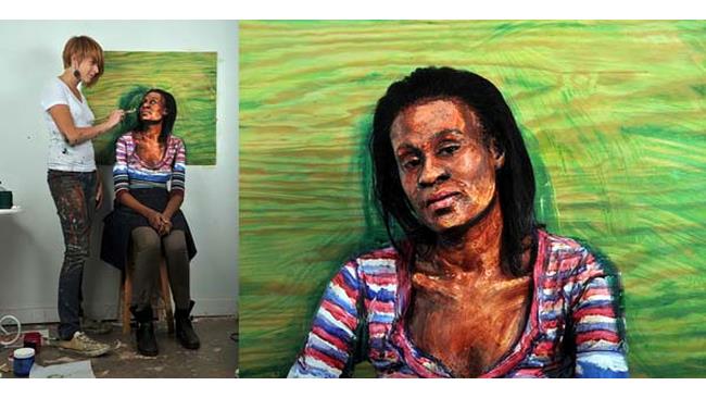 Donna dipinta per sembrare un quadro