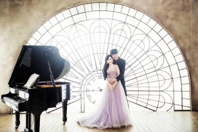 Il matrimonio di un uomo con la sua bambola in una foto ufficiale
