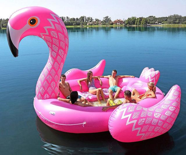 Un'immagine del Giant Flamingo Party Float