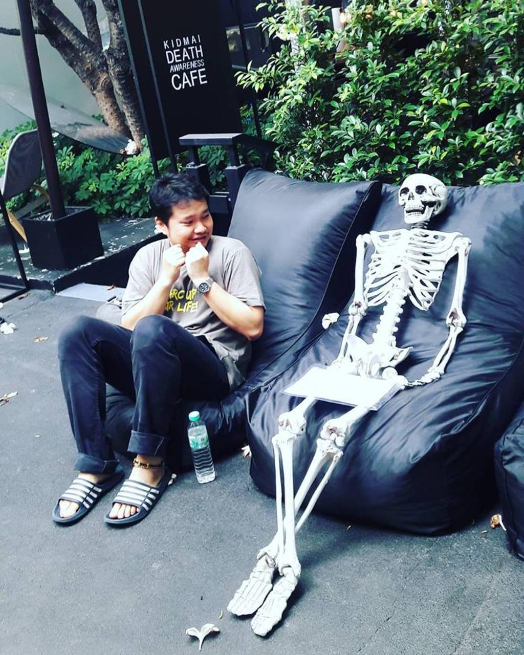 In Thailandia, il bar della morte ha scheletri come clienti