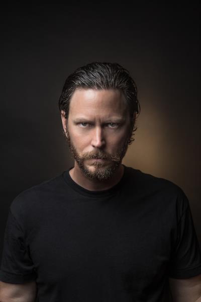 Will Beinbrink è Tom Rogan