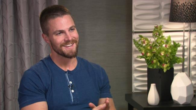 Stephen Amell parla di Arrow in una recente intervista Il sorriso di Stephen Amell in un'immagine tratta da un'intervista