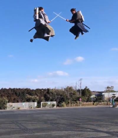 Due samurai in lotta a mezz'aria