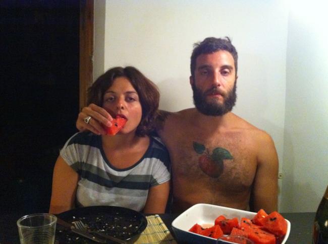 Mangiare anguria e mela
