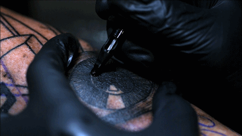 Tatuaggio in slow motion per chi ha paura degli aghi Tatuatore al lavoro in slow motion